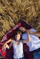 pareja feliz en campo de trigo foto