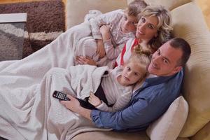 familia joven feliz en casa foto