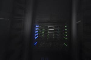 sala de servidores o equipo de tecnología de supercomputadoras del centro de datos, cierre abstracto de un rack de servidores con desenfoque de movimiento. foto