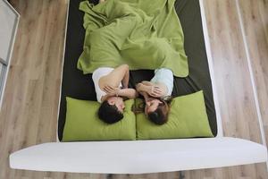 pareja joven en la cama foto