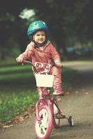 niña con bicicleta foto