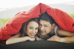 pareja joven en la cama foto