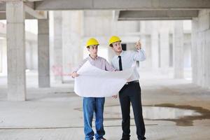 equipo de arquitectos en el sitio de construcción foto