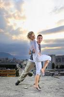 pareja urbana romántica bailando en la parte superior del edificio foto
