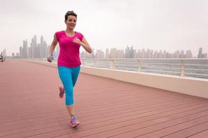 mujer corriendo por el paseo foto