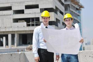 equipo de arquitectos en el sitio de construcción foto