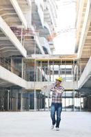 duro trabajador en el sitio de construcción foto