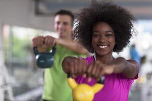 entrenamiento en pareja con pesas en el gimnasio crossfit foto