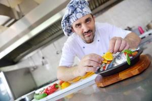 chef preparando comida foto