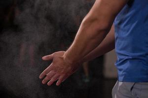 gimnasio tiza carbonato de magnesio manos aplaudiendo hombre foto