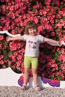 niña linda en un jardín de flores foto