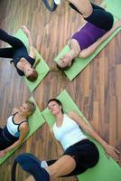 mujeres en un gimnasio foto