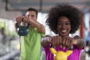 entrenamiento en pareja con pesas en el gimnasio crossfit foto