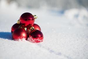 bola de navidad roja en nieve fresca foto