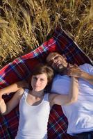 pareja feliz en campo de trigo foto