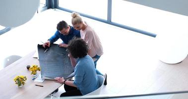 equipo de negocios de inicio en una reunión en un edificio de oficinas moderno foto