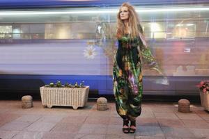 mujer elegante en la calle de la ciudad por la noche foto