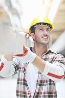 duro trabajador en el sitio de construcción foto