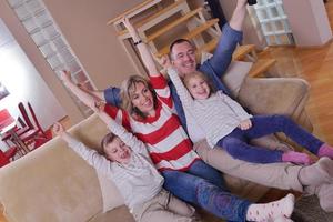 familia joven feliz en casa foto