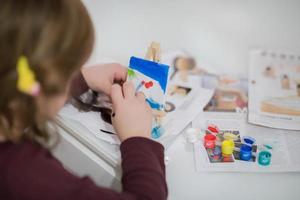 niña pintando sobre lienzo foto
