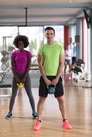 entrenamiento en pareja con pesas en el gimnasio crossfit foto