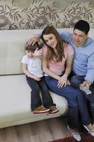 familia joven feliz en casa foto