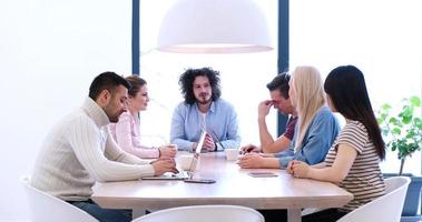 equipo de negocios de inicio en una reunión en un edificio de oficinas moderno foto