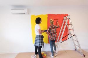 pareja pintando pared interior foto