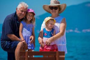 retrato de abuelos y nietas junto al mar foto