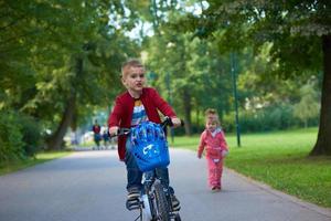 niño y niña con bicicleta foto