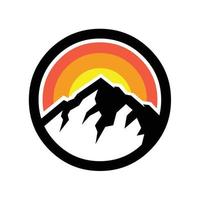 ilustración de vector de insignia de montaña circular. lo mejor para la etiqueta y el logotipo de deportes al aire libre