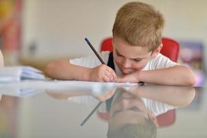 niño haciendo la tarea foto