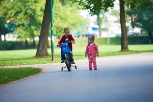 niño y niña con bicicleta foto