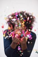 mujer joven feliz celebrando foto