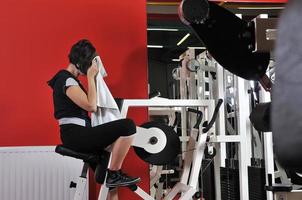 mujer joven haciendo fitness en el gimnasio foto