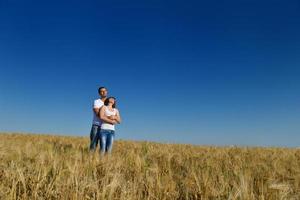 pareja feliz en campo de trigo foto