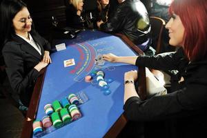 mujer juega al juego de cartas black jack en el casino foto