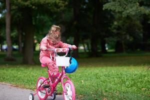 niña con bicicleta foto