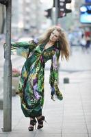 mujer elegante en la calle de la ciudad por la noche foto