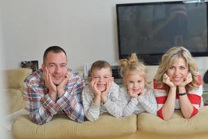 familia joven feliz en casa foto