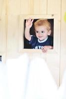 niño feliz en una ventana foto