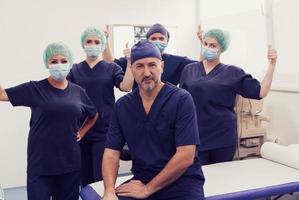 médico ortopédico trabajando junto con su equipo multiétnico foto