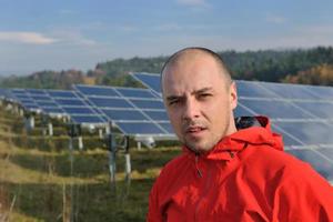 ingeniero de paneles solares masculino en el lugar de trabajo foto