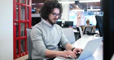 hombre de negocios que trabaja usando una computadora portátil en la oficina de inicio foto