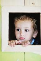 niño feliz en una ventana foto