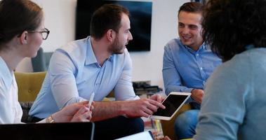 equipo de negocios de inicio en una reunión en un edificio de oficinas moderno foto