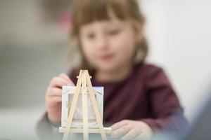 niña pintando sobre lienzo foto