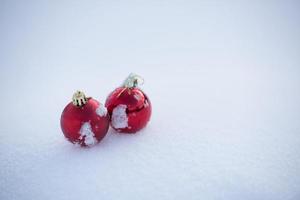 bola de navidad en la nieve foto