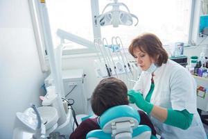 mujer paciente en el dentista foto