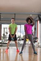 entrenamiento en pareja con pesas en el gimnasio crossfit foto